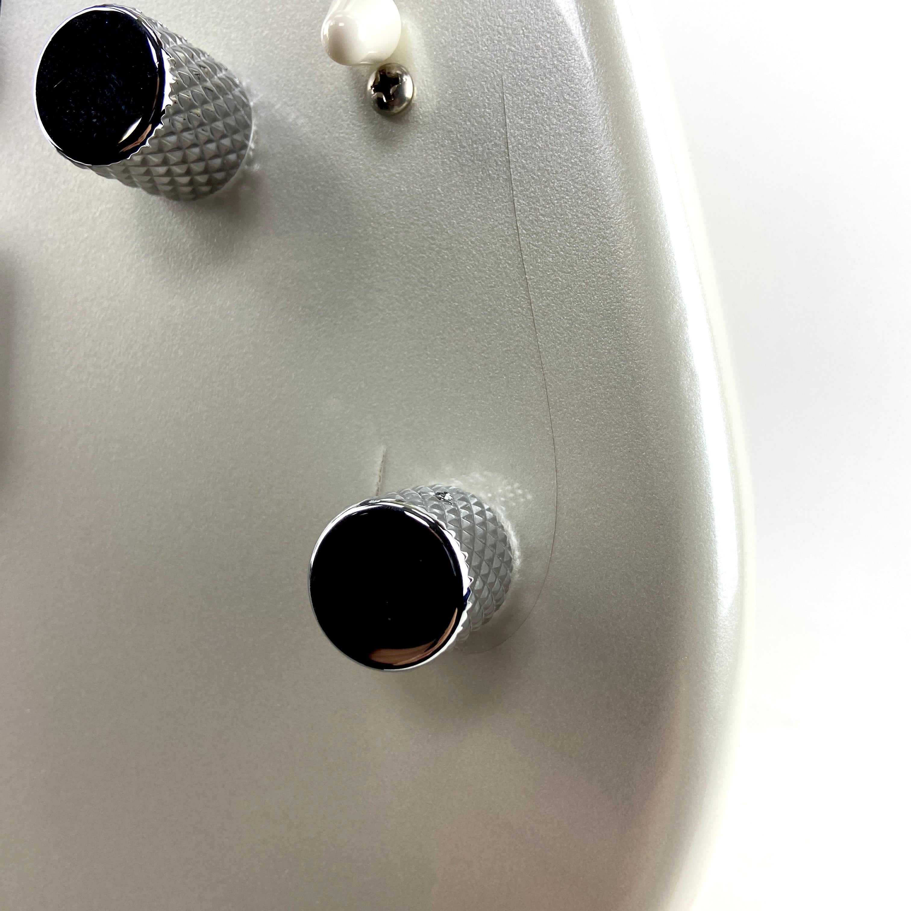 PRE-OWNED CHARVEL PRO-MOD SAN DIMAS STYLE 1 HSS HT E SASSAFRAS ELECTRIC - PLATINUM PEARL