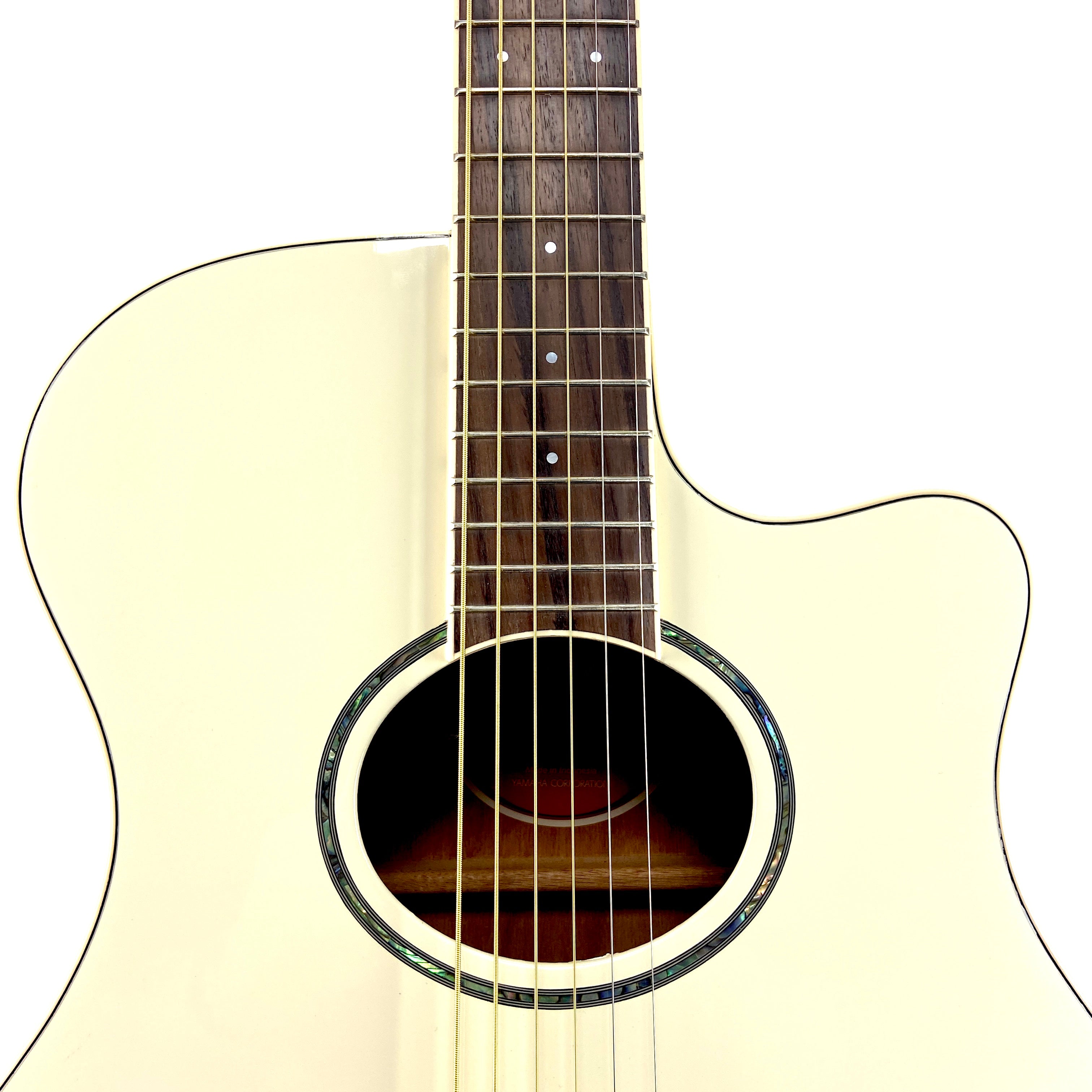 YAMAHA APX600 A/E THIN-LINE CUTAWAY VINTAGE WHITE