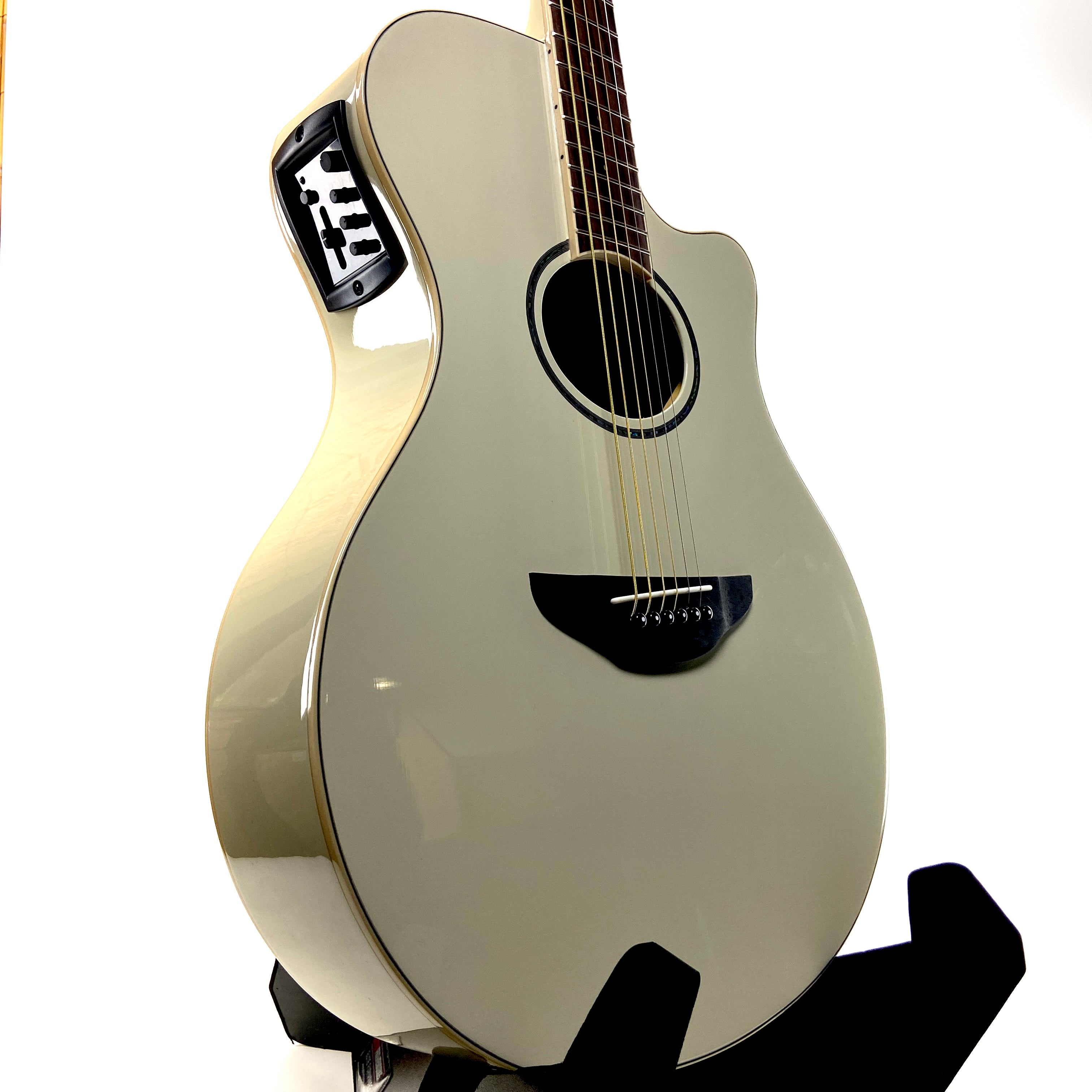 YAMAHA APX600 A/E THIN-LINE CUTAWAY VINTAGE WHITE