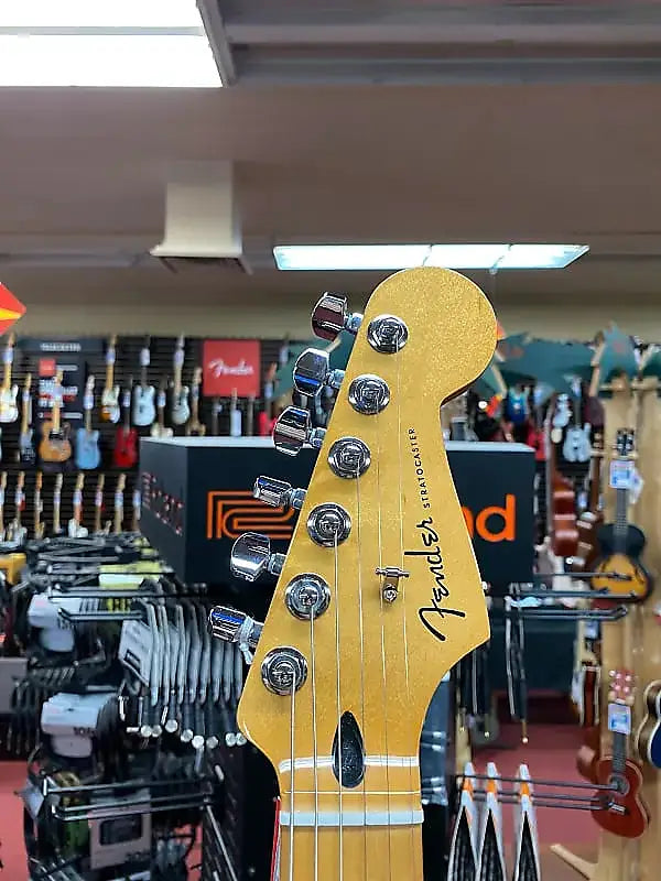 FENDER PLAYER PLUS STRATOCASTER-3-COLOR SUNBURST
