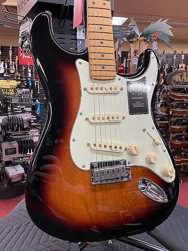 FENDER PLAYER PLUS STRATOCASTER-3-COLOR SUNBURST